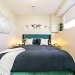 Bright Spacious Suite - King Bed - Long Stays -Wifi