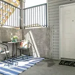Bright Spacious Suite - King Bed - Long Stays -Wifi