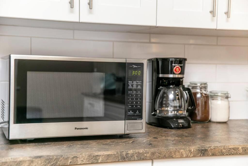 Bright Spacious - King Bed - Long -wifi * Edmonton