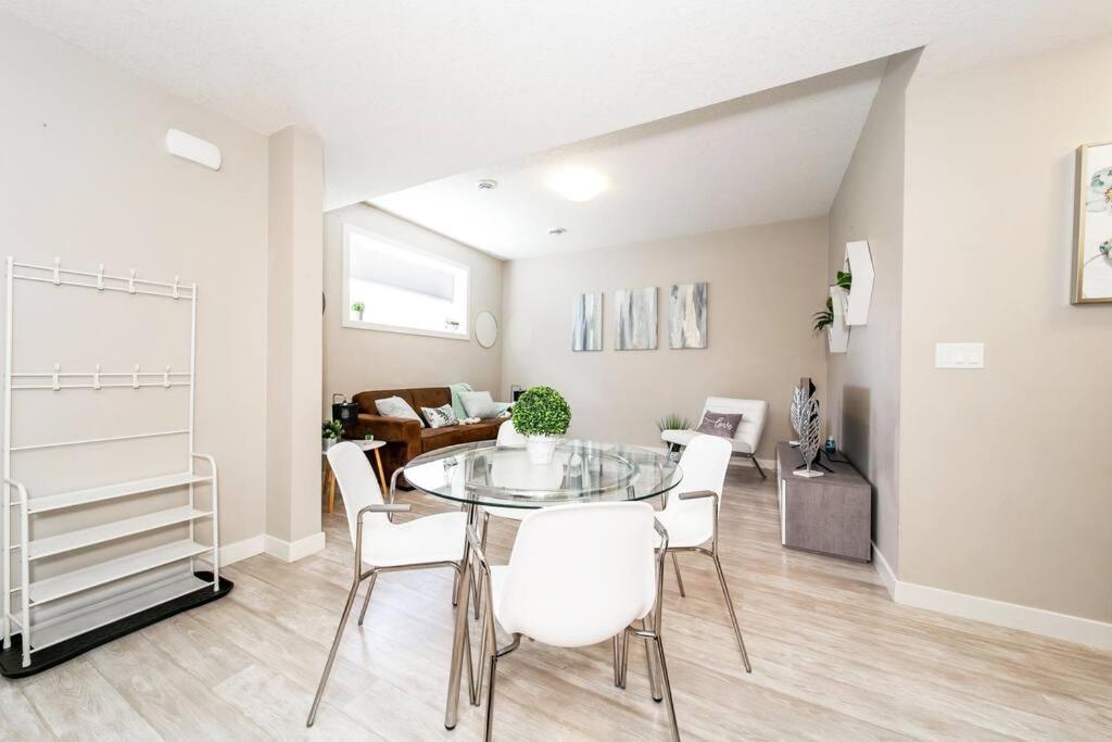 Bright Spacious - King Bed - Long -wifi Apartment Edmonton