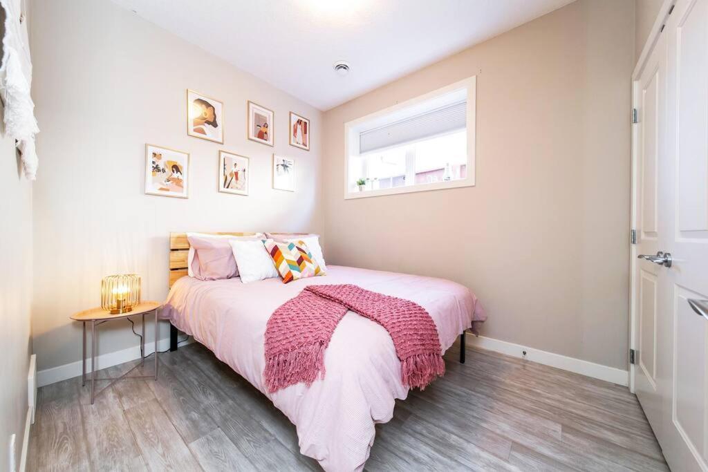 Bright Spacious - King Bed - Long -wifi * Edmonton